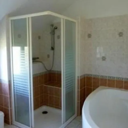 Holiday home Spacieux Et Paisible Pres Du Mans Avec Grand Terrain, 15 Couchages, Ping-pong Et Wifi - Fr-1-410-178